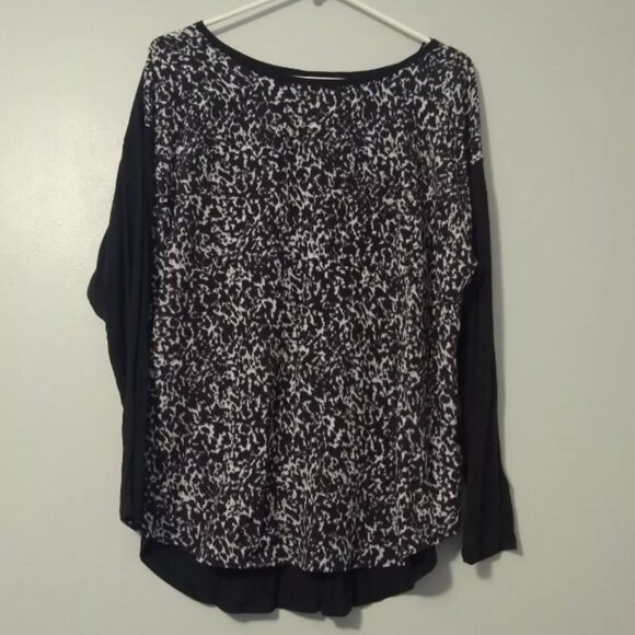 Tops - Michael Kors Size 1X Black & White Long Sleeve Crew Neck Skirt Hem Top